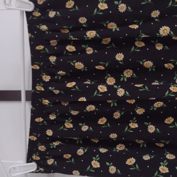 Nwot Beautiful Black Skirt With Yellow Flowers - Picture 2 of 4